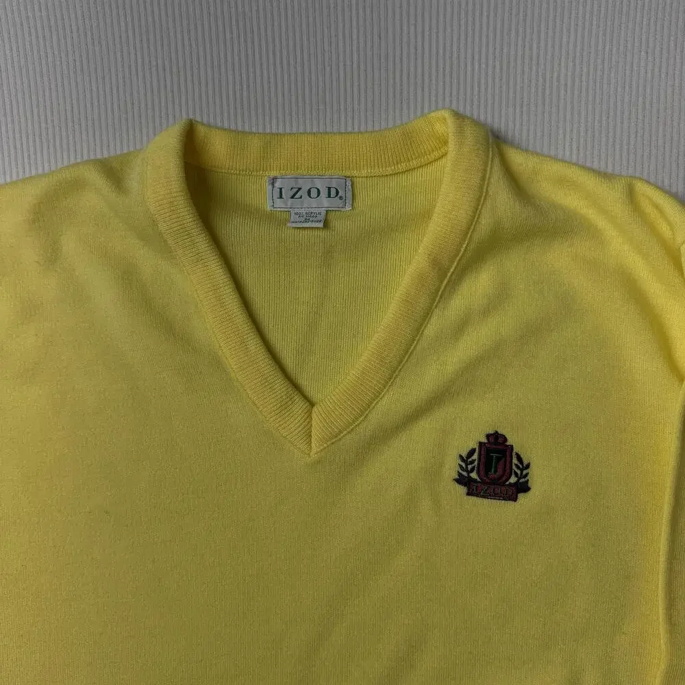 IZOD Sweater Mens M Yellow Acrylic V Neck Embroidered Crest Knit Pullover